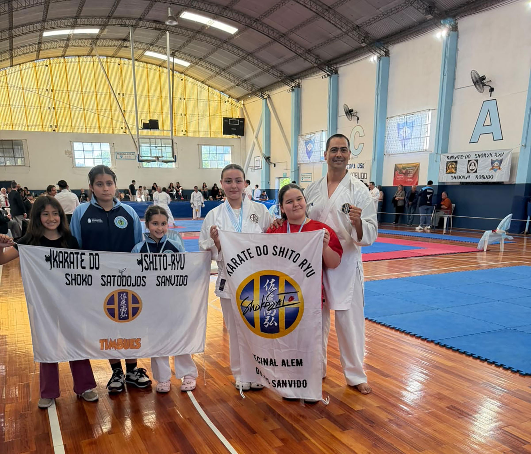 La Escuela Municipal de Karate de San Lorenzo logró siete podios en Rosario