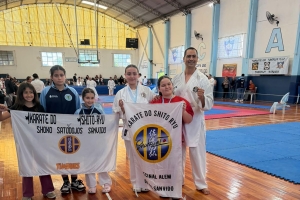La Escuela Municipal de Karate de San Lorenzo logró siete podios en Rosario