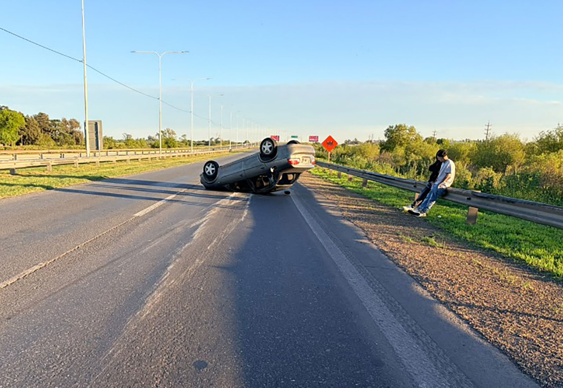 Susto en la autopista Rosario-Santa Fe: volcó un auto y sus dos ocupantes salieron ilesos
