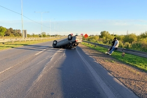 Susto en la autopista Rosario-Santa Fe: volcó un auto y sus dos ocupantes salieron ilesos