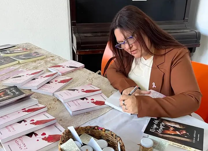 Clelia Arévalo presentó su décimo libro en Fray Luis Beltrán, en una noche que reunió literatura, teatro y música