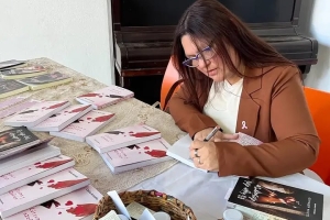 Clelia Arévalo presentó su décimo libro en Fray Luis Beltrán, en una noche que reunió literatura, teatro y música