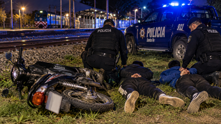 Fray Luis Beltrán: escaparon de la Policía en una moto robada, cayeron durante la fuga y terminaron detenidos