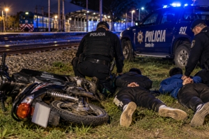 Fray Luis Beltrán: escaparon de la Policía en una moto robada, cayeron durante la fuga y terminaron detenidos