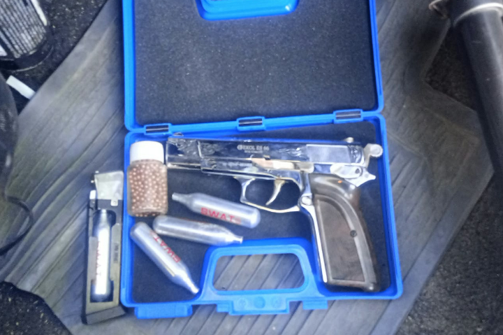Detienen a menores en Capitán Bermúdez con una réplica de arma de fuego y gas comprimido