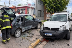 Choque entre dos vehículos en San Lorenzo: bomberos zapadores intervinieron por una fuga de GNC