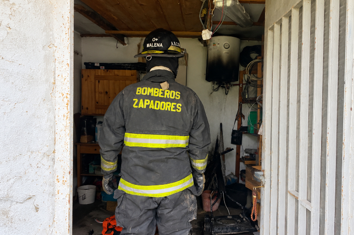 Principio de incendio en una vivienda de Puerto General San Martín: se prendió fuego un termotanque eléctrico