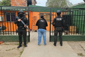 Un conflicto entre vecinos terminó con cinco allanamientos y tres detenidos en Capitán Bermúdez