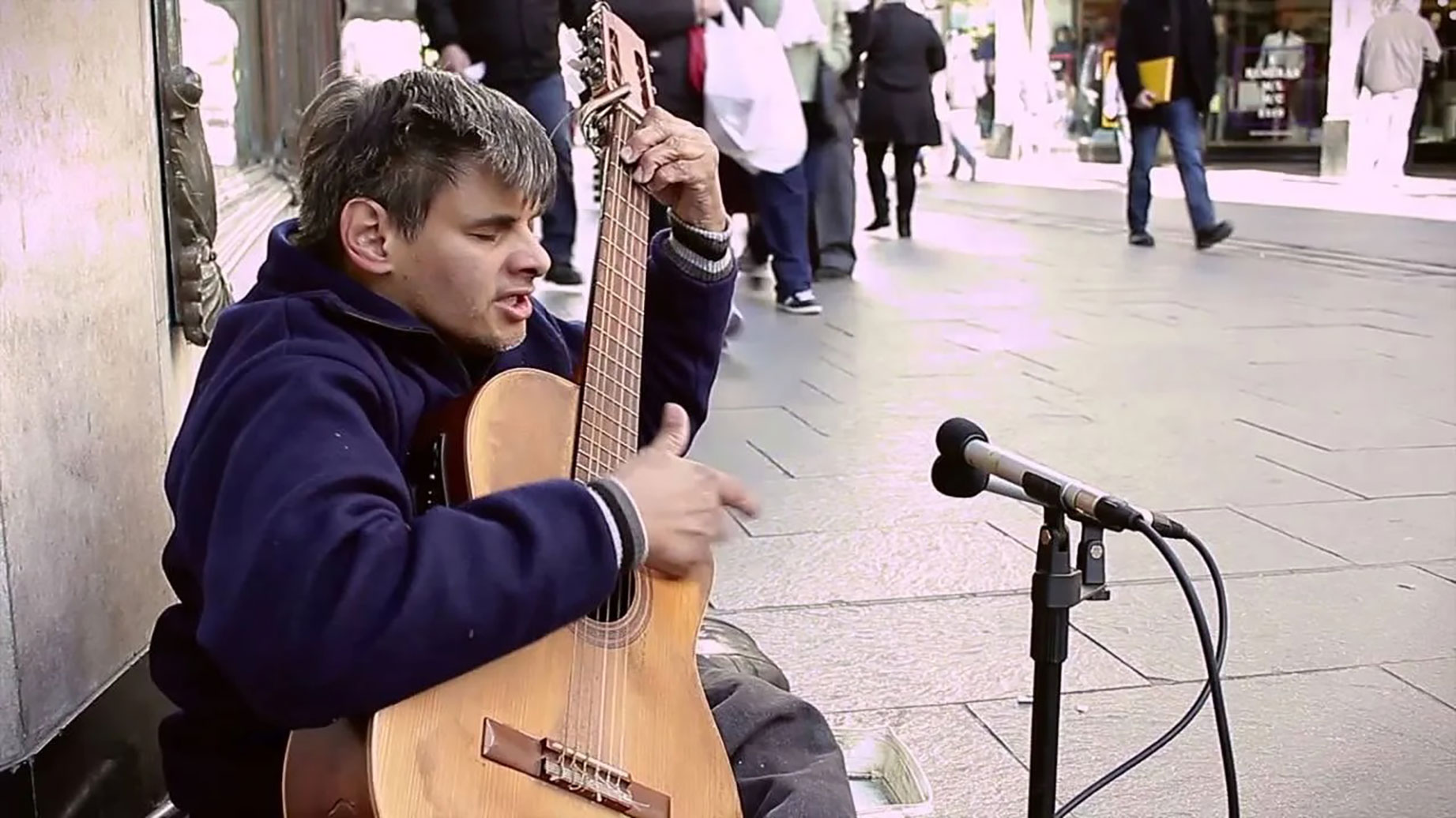Le robaron la guitarra a Marcelo Moyano, el músico de la peatonal Córdoba, y pide ayuda para volver a trabajar