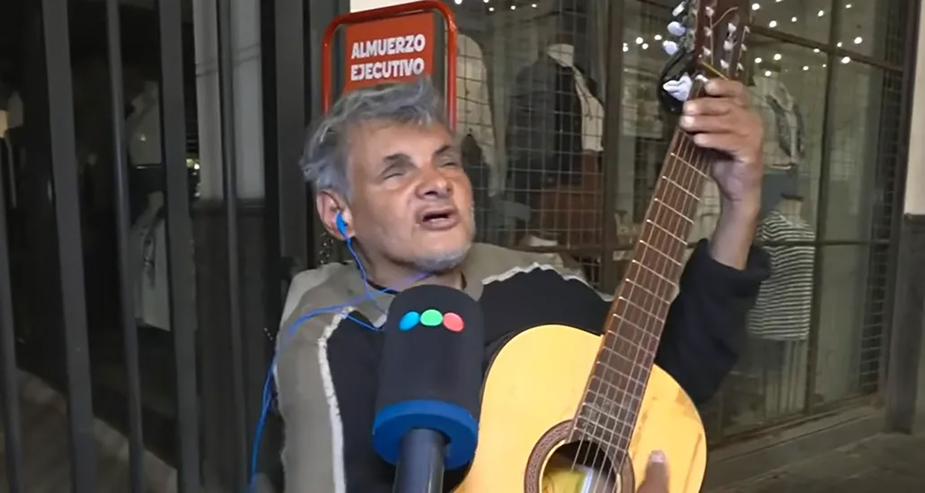 Marcelo Moyano recibió una nueva guitarra y podrá volver a tocar en la peatonal Córdoba
