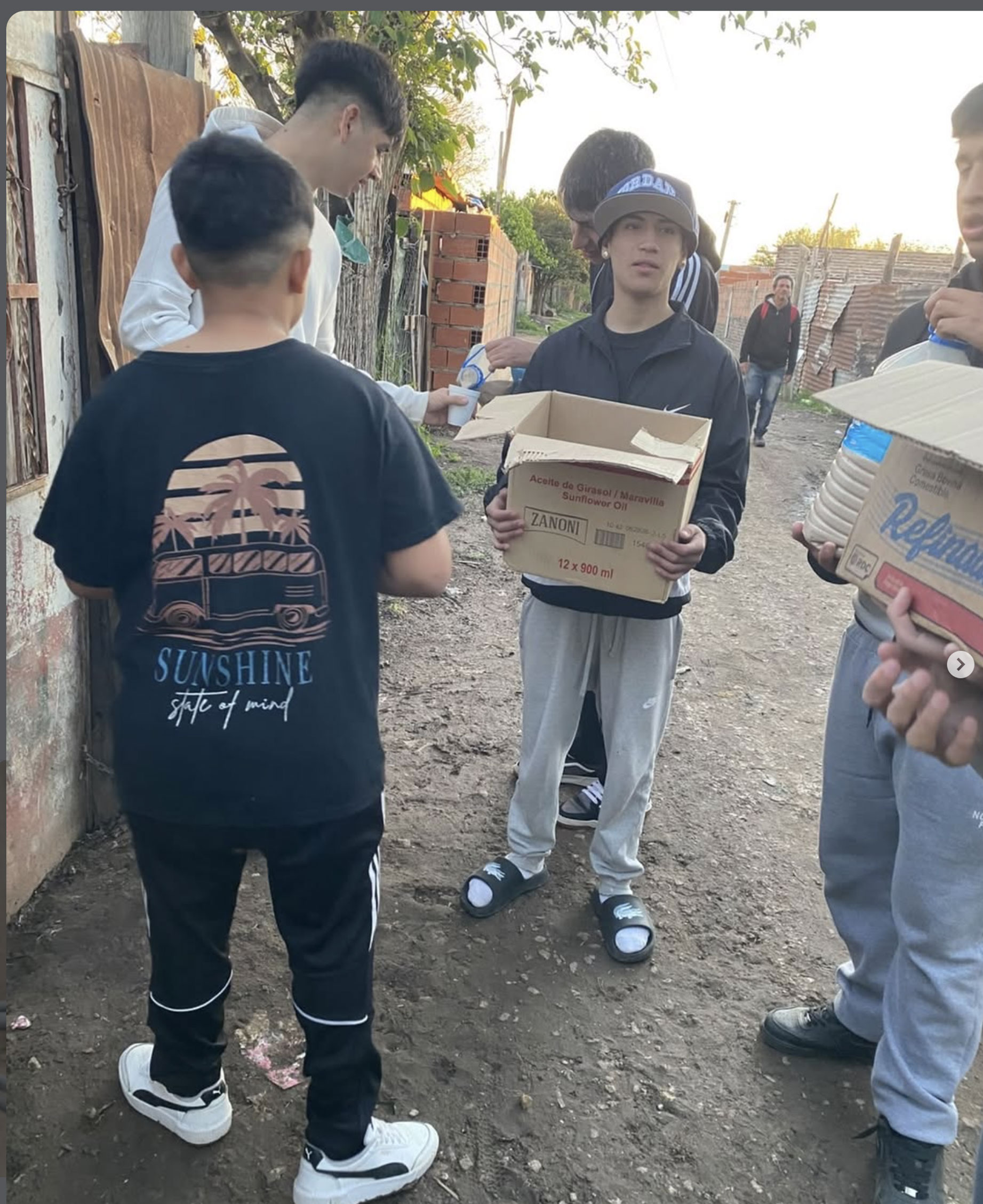 Diez primos reparten comida en bicicleta y piden ayuda para sostener su tarea en Villa Gobernador Gálvez