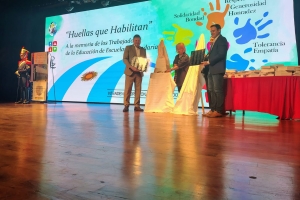 Un teatro colmado de recuerdos: San Lorenzo homenajeó a 270 docentes y trabajadores de la educación secundaria con el libro “Huellas que habilitan”