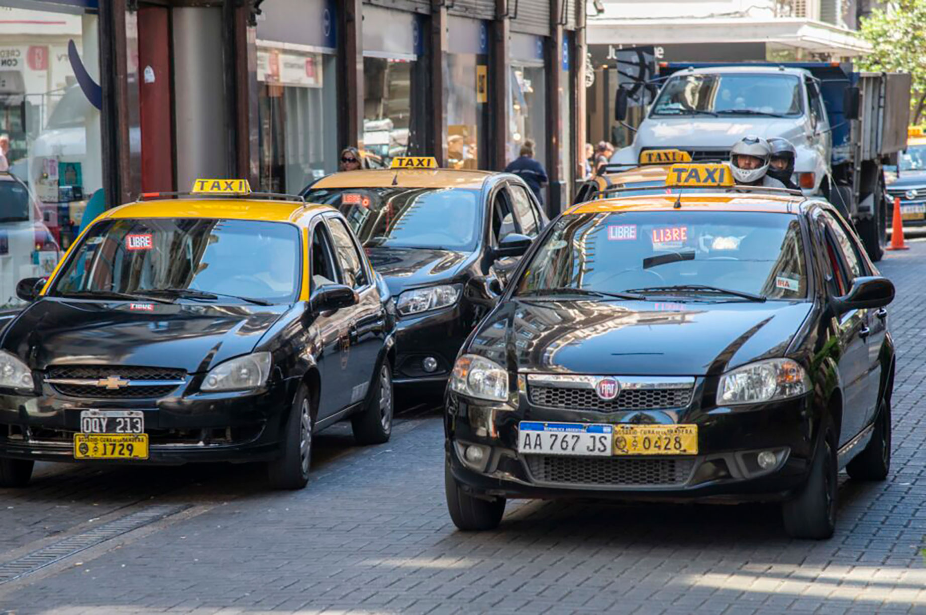Uber vuelve al Concejo y los taxistas reclaman participación