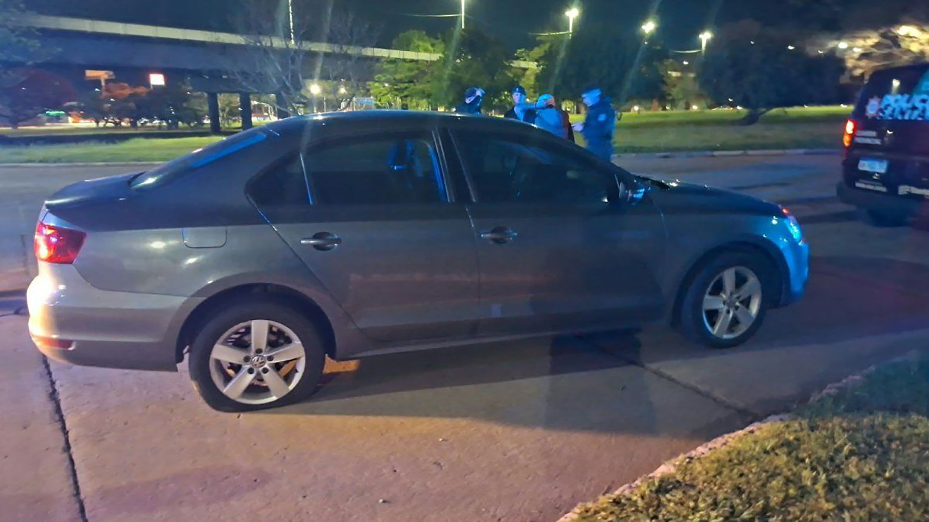 Manejaba alcoholizado y sin seguro pero no pudieron llevar el auto al corralón por falta de grúa