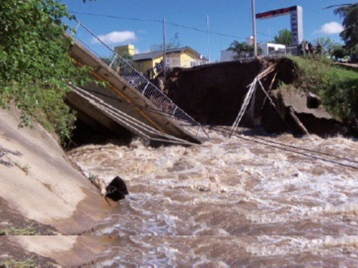 A 14 años del colapso del puente del arroyo San Lorenzo: el día en que la corriente quebró la historia del cordón industrial